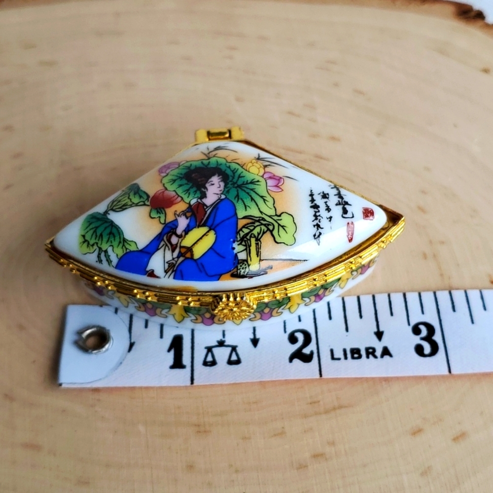Vintage Asian Design Porcelain Petite Hinged Box Trinket/Pill - Picture 9 of 11